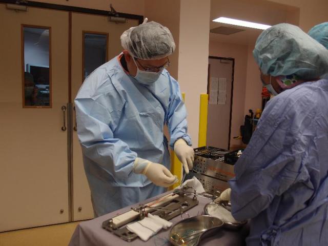  Stitching the Hamstring grafts