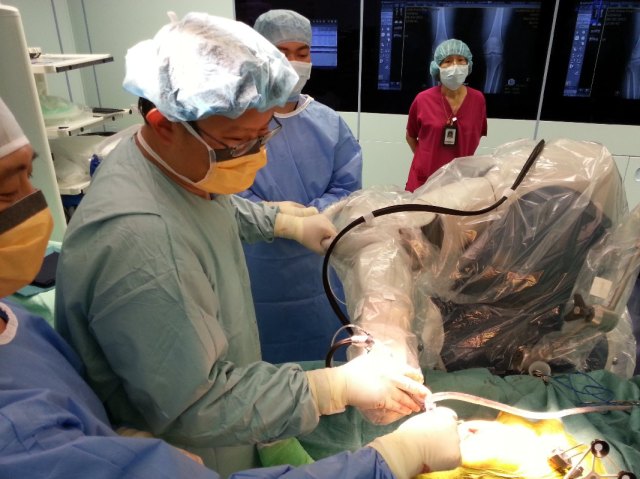 Dr HC Chang Performing Makoplasty