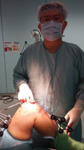 10 - Dr HC Chang doing Makoplasty